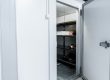 Vista de cuarto frío en cocina profesional.