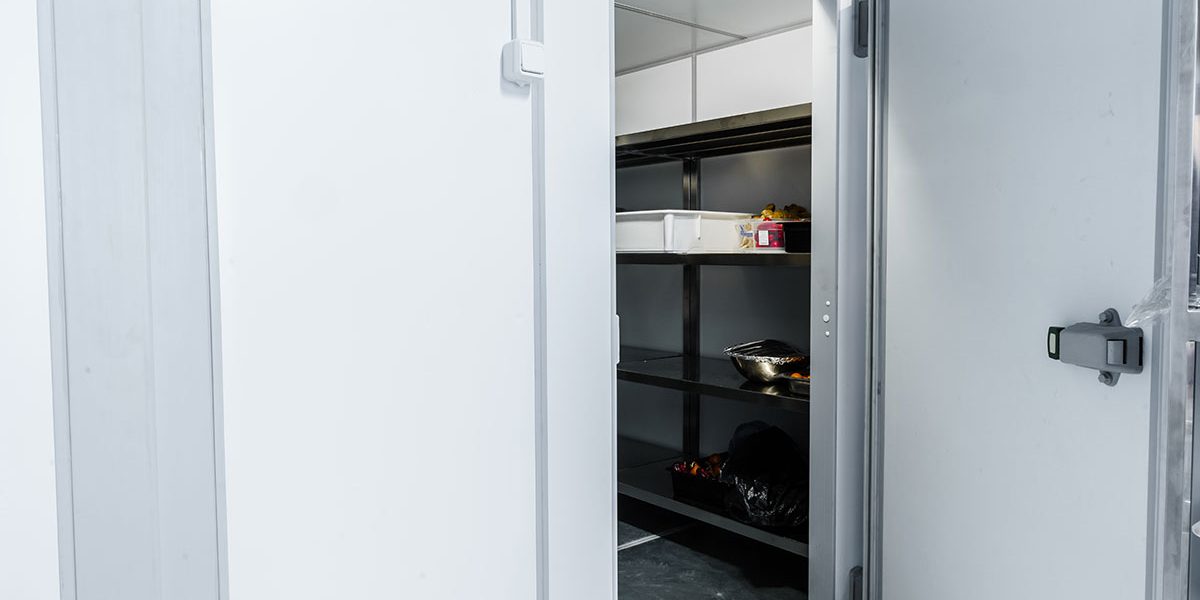 cuarto-frio-cocina-profesional Vista de cuarto frío en cocina profesional.