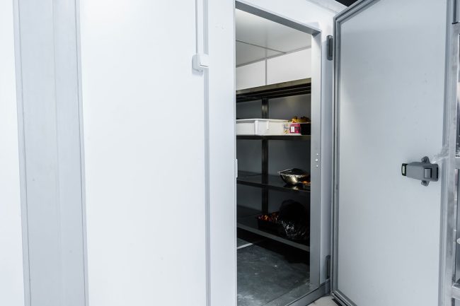 cuarto-frio-cocina-profesional Vista de cuarto frío en cocina profesional.