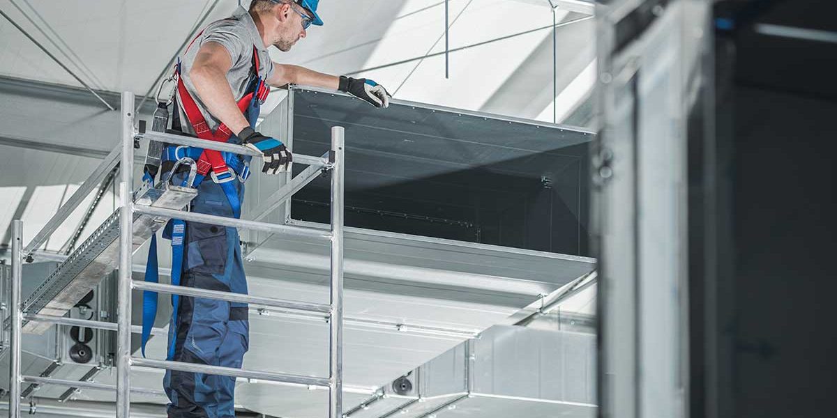 Trabajador inspecciona área previo a una limpieza de ductos de aire acondicionado.