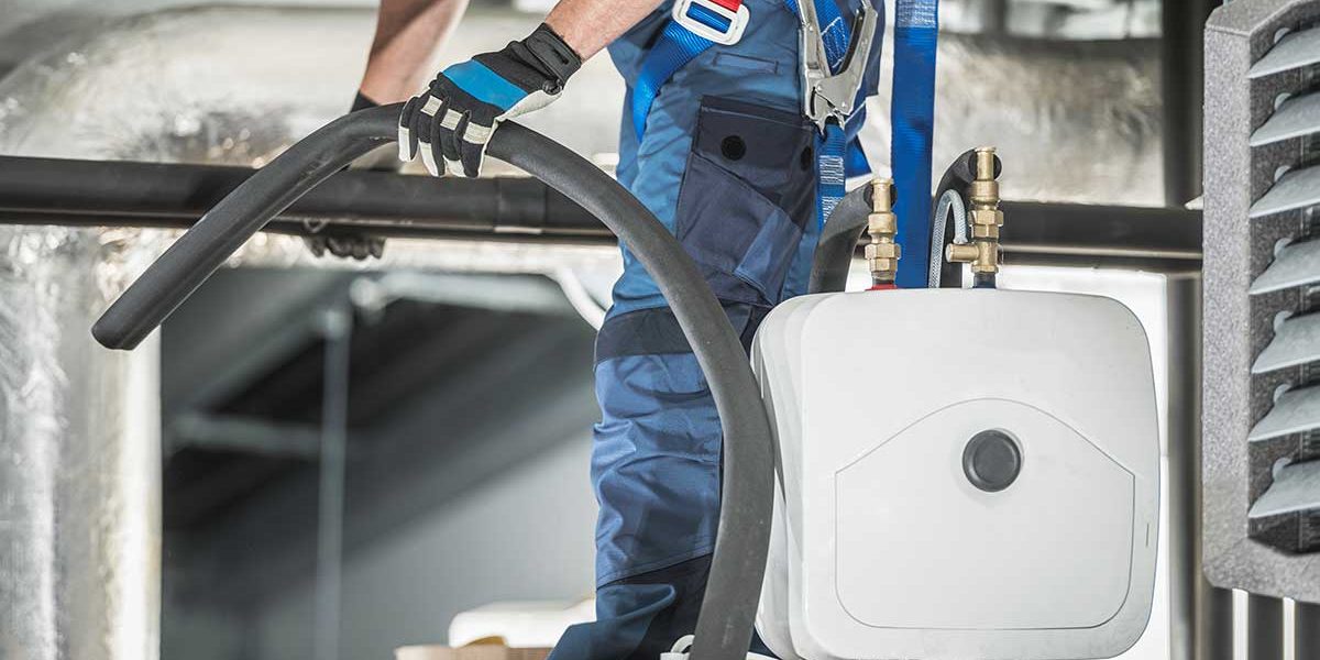 Trabajador realiza mantenimiento aire acondicionado industrial​.