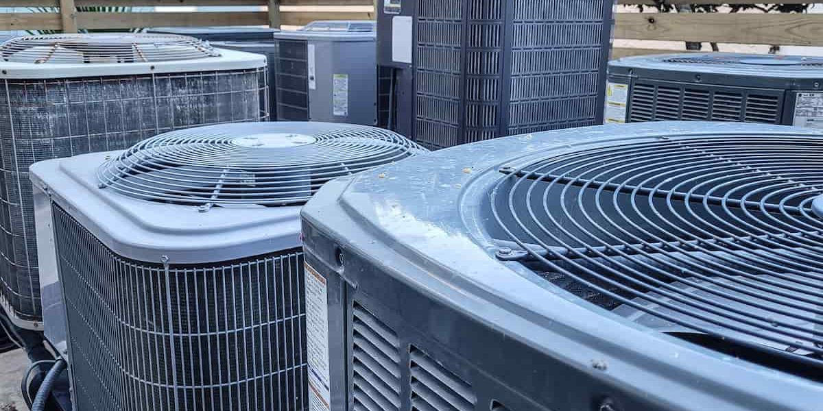 climatizadores-industriales Climatizadores industriales - Técnico de HVAC latino que hace el papeleo mientras trabaja en el mantenimiento de los sistemas HVAC.