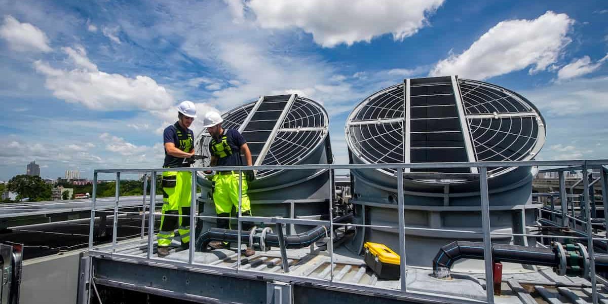Chiller industrial precio – Ingenieros revisando un sistema de enfriamiento chiller industrial. Chiller industrial precio - Ingenieros revisando un sistema de enfriamiento chiller industrial.