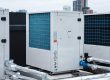 Tipos de chiller - Compresor de aire acondicionado instalado en el techo de un edificio, junto con aire acondicionado.