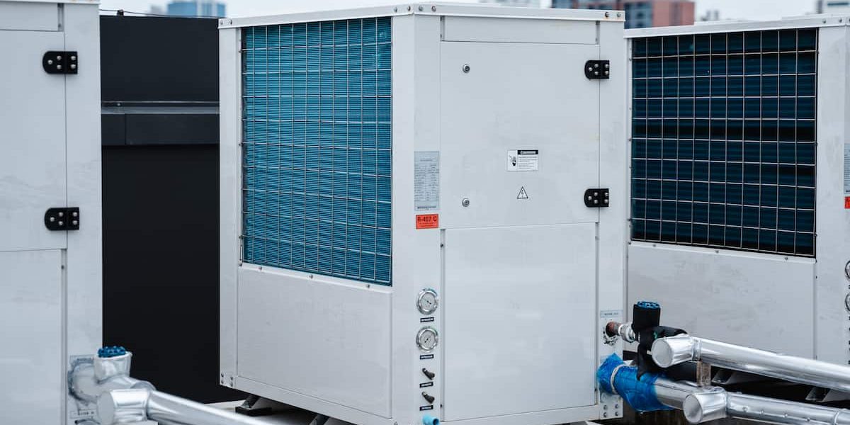 Tipos de chiller – Compresor de aire acondicionado instalado en el techo de un edificio, junto con aire acondicionado. Tipos de chiller - Compresor de aire acondicionado instalado en el techo de un edificio, junto con aire acondicionado.